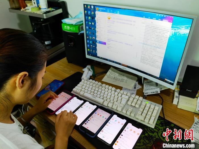 圖為網(wǎng)絡(luò)客服為網(wǎng)上“專車座套”客戶答疑釋惑?！巫雍?攝