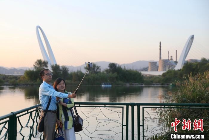 10月1日，北京冬奧公園內(nèi)的游客?！?lt;a target='_blank' href='http://www.chinanews.com/'>中新社</a> 易海菲 攝