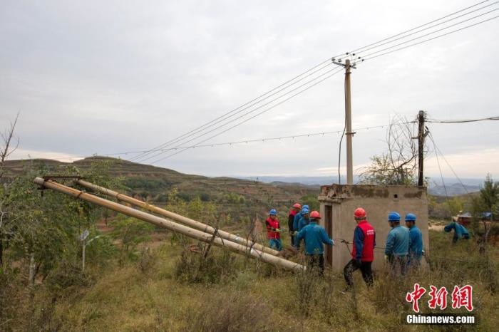 資料圖：10月11日，山西省靈石縣，電力工作人員在搶修電力設(shè)施。<a target='_blank' href='http://www.chinanews.com/'>中新社</a>記者 張?jiān)?攝 　