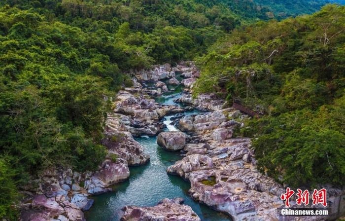 航拍海南呀諾達熱帶雨林景區(qū)，鳥瞰秀美山水、廣袤雨林。<a target='_blank' href='http://www.chinanews.com/'>中新社</a>記者 駱云飛 攝