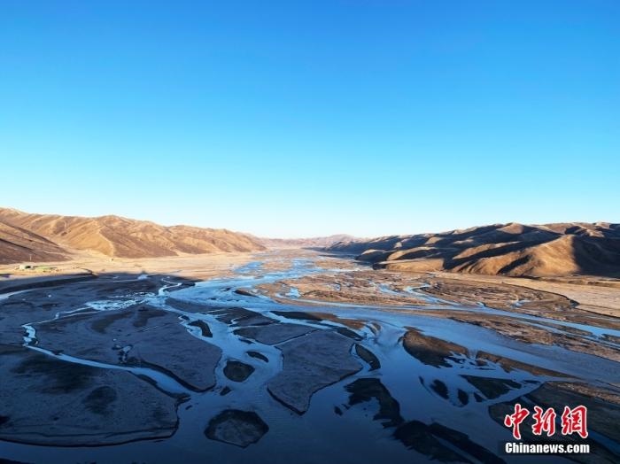果洛州達日縣境內(nèi)的黃河。青海省果洛州地處三江源腹地，黃河在果洛境內(nèi)蜿蜒760公里，是“中華水塔”的重要組成部分和國家重要的生態(tài)安全屏障。<a target='_blank' href='http://www.chinanews.com/'>中新社</a>記者 孫睿 攝