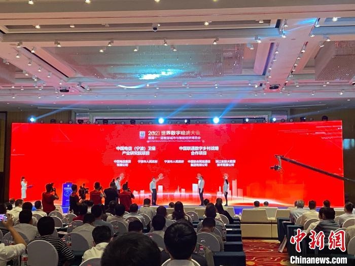 簽約現(xiàn)場?！×植?攝