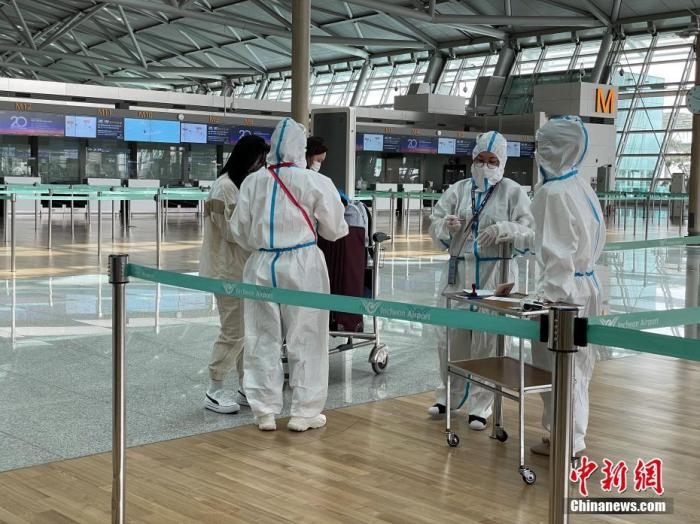 資料圖：韓國仁川國際機(jī)場工作人員嚴(yán)格執(zhí)行防疫措施。<a target='_blank' href='http://www.chinanews.com/'>中新社</a>記者 劉旭 攝　