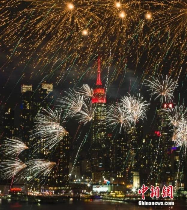 　　2018年，中國駐紐約總領(lǐng)事館前的哈德遜河上空燃放起焰火，慶祝中國狗年春節(jié)。