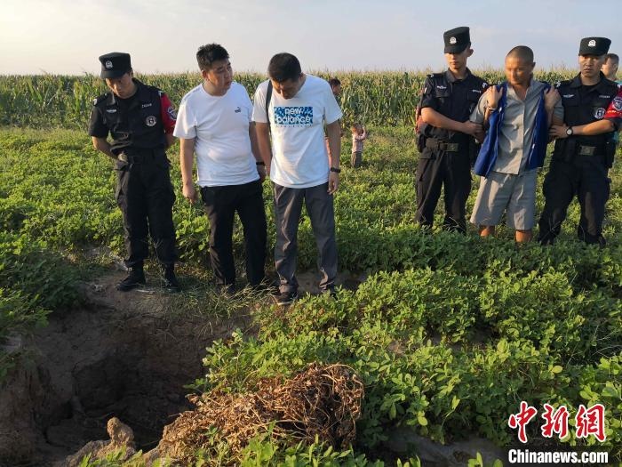 資料圖：犯罪嫌疑人辨認(rèn)作案現(xiàn)場(chǎng)?！〖蜗榭h公安局供圖