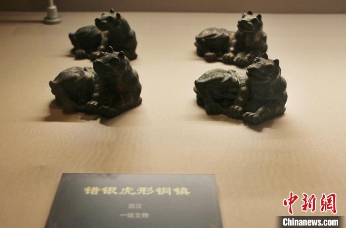 一級(jí)文物錯(cuò)銀虎形銅鎮(zhèn)?！≮w曉 攝
