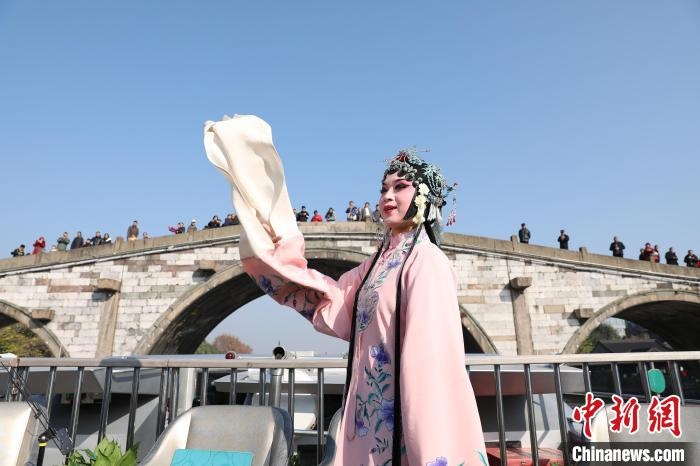 2019京杭對(duì)話的大運(yùn)河京杭雅集活動(dòng)中，浙江昆劇團(tuán)國家一級(jí)演員楊崑在中國大運(yùn)河(杭州段)上進(jìn)行表演。　徐軍 攝 攝