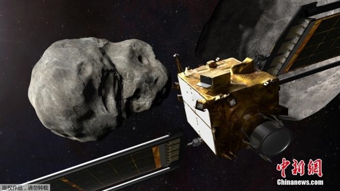當(dāng)?shù)貢r間11月4日，法新社公布了兩張來自美國宇航局的太空效果圖，畫面顯示一艘宇宙飛船從小行星后面進行撞擊。據(jù)悉，美國宇航局計劃讓一艘以每小時24000公里的速度飛行的宇宙飛船撞上一顆小行星以進行“行星防御”測試，雖然地球尚且沒有面臨如此緊迫的危險。