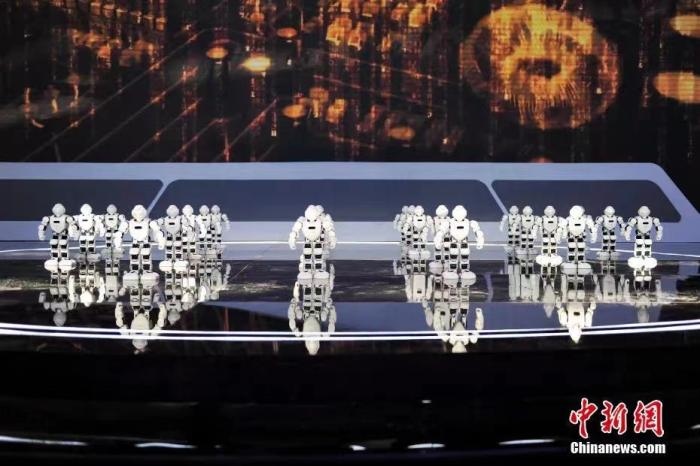 資料圖：2020年11月1日，科幻 科技創(chuàng)新主題論壇在北京舉行。圖為優(yōu)必選機(jī)器人科幻秀。<a target='_blank' href='/'>中新社</a>記者 田雨昊 攝