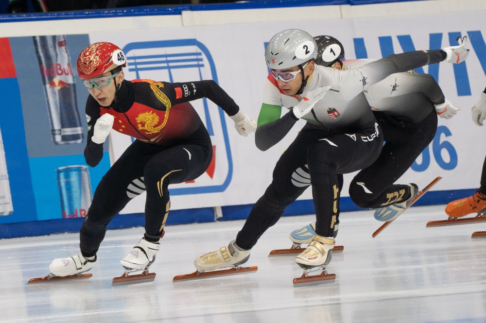 11月20日，中國選手武大靖(左)和匈牙利選手劉少林在比賽中。劉少林奪得冠軍，武大靖獲得第四名。新華社發(fā)(弗爾季·奧蒂洛 攝)