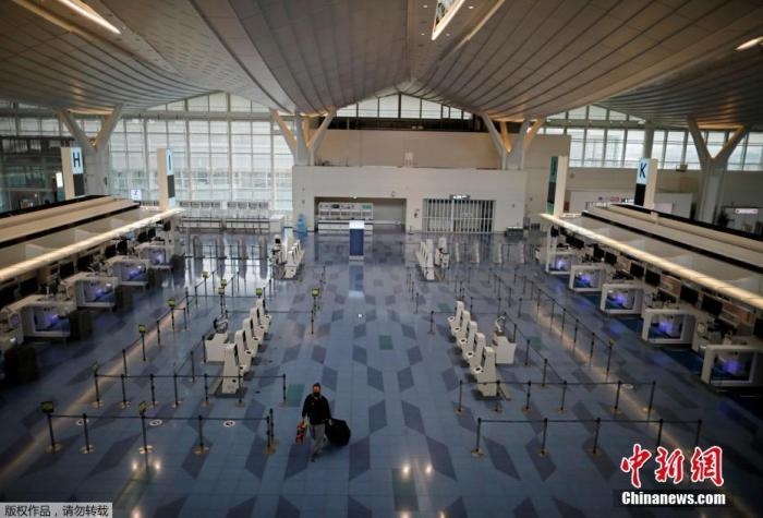 資料圖：日本東京，東京國際機場，一名乘客在國際航班航站樓的登機區(qū)。