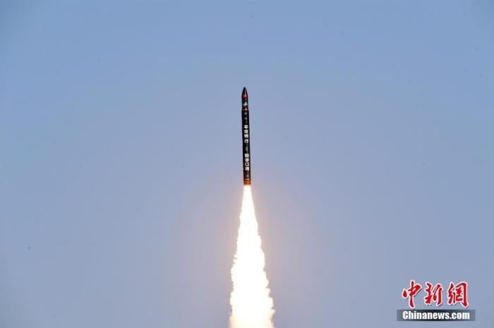 北京時(shí)間2021年12月7日12時(shí)12分，谷神星一號遙二運(yùn)載火箭在中國酒泉衛(wèi)星發(fā)射中心成功發(fā)射升空，將搭載的天津大學(xué)一號、麗澤一號、寶醞號、金紫荊五號、金紫荊一號03星等5顆小衛(wèi)星順利送入預(yù)定軌道，發(fā)射任務(wù)獲得圓滿成功。汪江波 攝