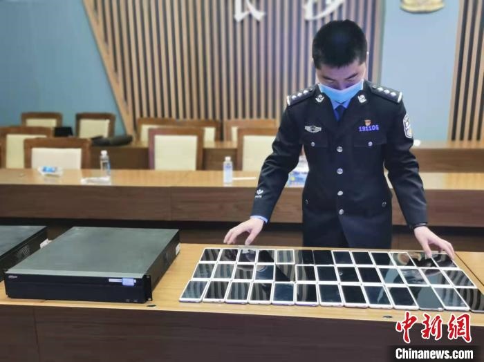 民警展示作案工具?！￠L(zhǎng)沙市公安局供圖