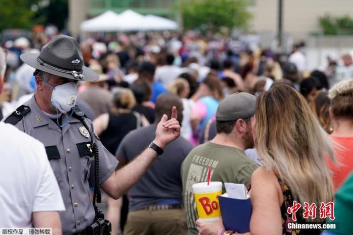 當(dāng)?shù)貢r(shí)間6月17日，美國肯塔基州國會大樓外，上千名在疫情期間失業(yè)的美國民眾在此排隊(duì)等候進(jìn)入大樓。據(jù)悉肯塔基州在疫情期間開設(shè)了臨時(shí)失業(yè)辦公室。