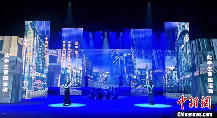 圖為“百年風(fēng)華”大型音樂史詩劇現(xiàn)場(chǎng)?！⒑ｌ` 攝