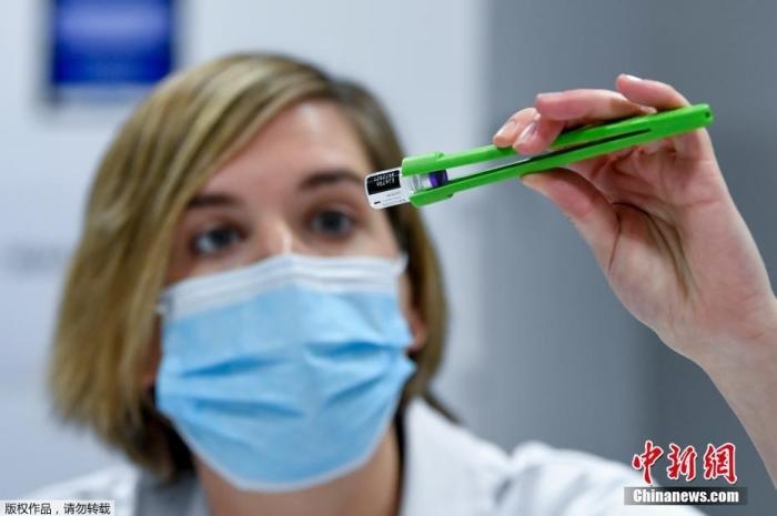 資料圖：比利時(shí)醫(yī)護(hù)人員正在準(zhǔn)備新冠疫苗接種工作。