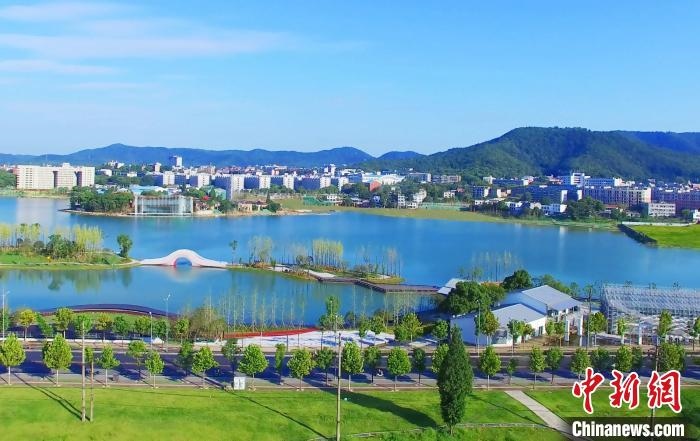 后湖藝術(shù)園?！√菩∏?攝