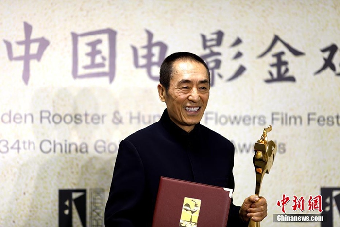 12月30日晚，第34屆中國(guó)電影金雞獎(jiǎng)?lì)C獎(jiǎng)典禮在福建省廈門市舉行。張藝謀以執(zhí)導(dǎo)《懸崖之上》榮膺最佳導(dǎo)演獎(jiǎng)。 <a target='_blank' href='/'>中新社</a>記者 呂明 攝