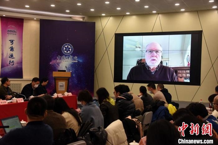 美國伊利諾伊大學(xué)教授理查德？克魯切爾通過視頻點(diǎn)評FAST測量星際磁場最新研究成果。　<a target='_blank' href='/'>中新社</a>記者 孫自法 攝