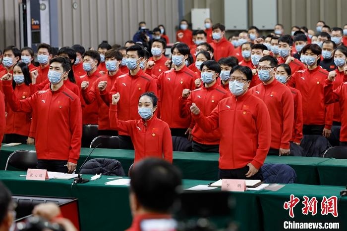 1月5日晚，全力沖刺北京冬奧學(xué)習(xí)座談會(huì)在北京舉行，座談會(huì)后，中國(guó)冰雪國(guó)家集訓(xùn)隊(duì)全體成員起立，齊聲高呼：“中國(guó)冰雪，加油！加油！加油！” <a target='_blank' href='/'>中新社</a>記者 富田 攝
