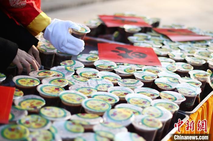 資料圖：工作人員將定制的臘八粥擺放整齊。　泱波 攝