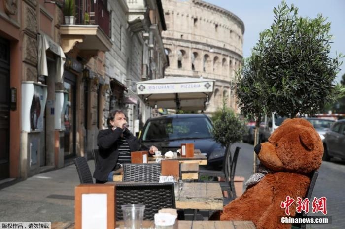 資料圖：意大利羅馬斗獸場附近的酒吧，顧客在露臺上喝酒。