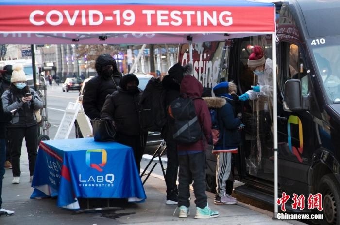 當(dāng)?shù)貢r(shí)間1月4日，美國紐約一處新冠病毒檢測站為居民做檢測。<a target='_blank' href='/'>中新社</a>記者 廖攀 攝