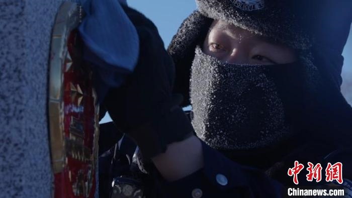 圖為恩和哈達(dá)邊境派出所的9名民警踏雪巡邊?！⒕S明 攝