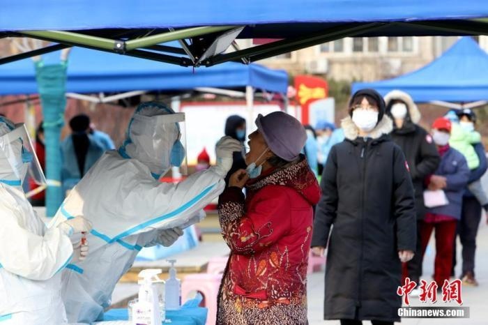 資料圖：1月9日，天津市南開大學(xué)西南村，社區(qū)組織市民進(jìn)行核酸檢測。 <a target='_blank' href='/'>中新社</a>記者 張道正 攝