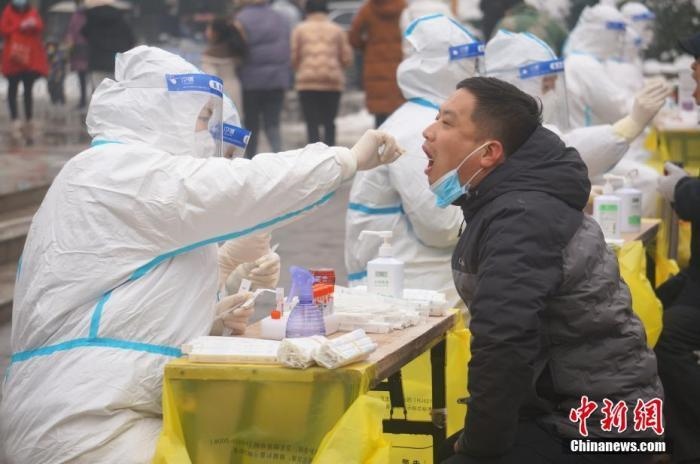 資料圖：圖為鄭州市民接受核酸檢測。 <a target='_blank' href='/'>中新社</a>記者 韓章云 攝