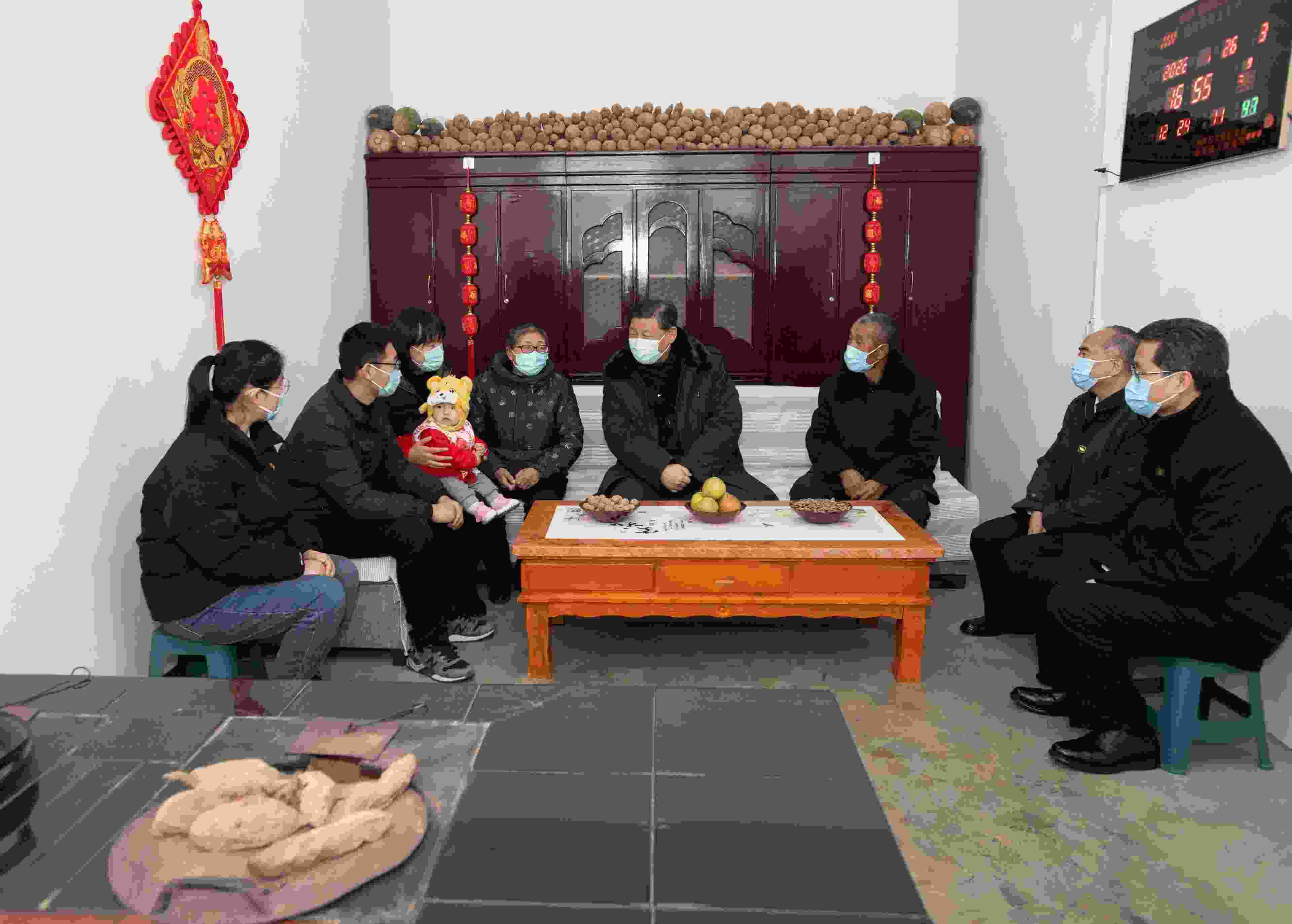 △2022年1月26日，中共中央總書記、國家主席、中央軍委主席習(xí)近平在臨汾市汾西縣僧念鎮(zhèn)段村同村民蔡文明一家親切交流。