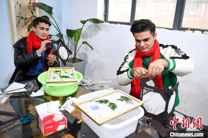 巴基斯坦留學(xué)生制作燈籠?！钊A峰 攝