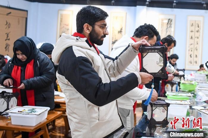 巴基斯坦留學(xué)生制作燈籠?！钊A峰 攝