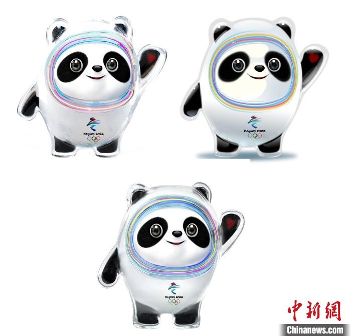 設(shè)計團(tuán)隊將“冰絲帶”的形象引入大熊貓后逐漸成型。上方兩個形象還是外八字腳，下方形象為最終定稿?！⑵皆乒﹫D