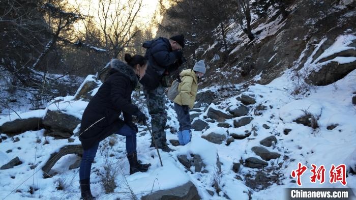 圖為工作人員發(fā)現(xiàn)疑似放歸雪豹的痕跡(資料圖)?！?nèi)蒙古賀蘭山國(guó)家級(jí)自然保護(hù)區(qū)供圖