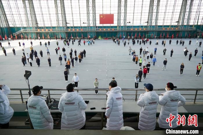 北京冬奧會(huì)閉幕式開(kāi)始前，演員們?cè)谶M(jìn)行排練。　張文海 供圖