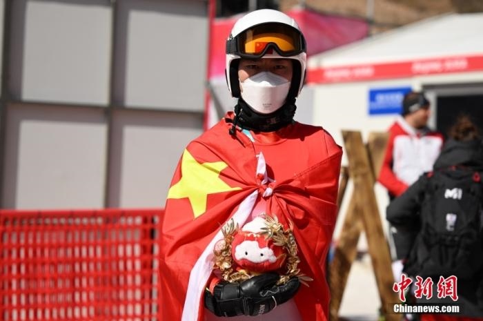 3月6日，中國選手梁景怡在賽后手捧吉祥物。當(dāng)日，北京2022年冬殘奧會(huì)殘奧高山滑雪男子超級(jí)大回轉(zhuǎn)-站姿決賽在國家高山滑雪中心舉行，中國選手梁景怡奪得冠軍。 <a target='_blank' href='/'>中新社</a>記者 劉冉陽 攝 　