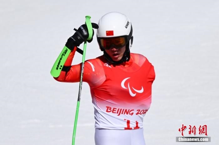 3月6日，中國選手梁景怡賽后慶祝勝利。當(dāng)日，北京2022年冬殘奧會(huì)殘奧高山滑雪男子超級(jí)大回轉(zhuǎn)-站姿決賽在國家高山滑雪中心舉行，中國選手梁景怡奪得冠軍。 <a target='_blank' href='/'>中新社</a>記者 劉冉陽 攝 　