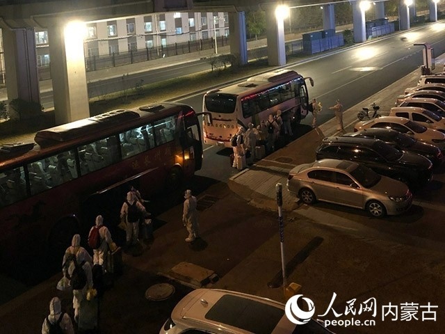 高校學(xué)生有序登車，前往隔離點(diǎn)。內(nèi)蒙古教育廳供圖