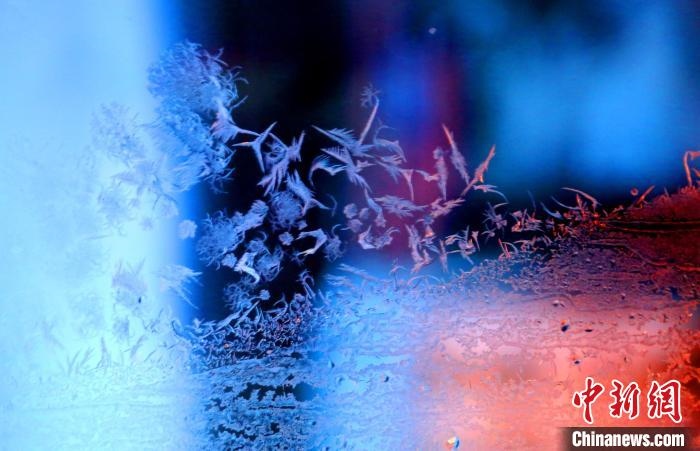 點點冰花像一個個小精靈。　孫書程 攝