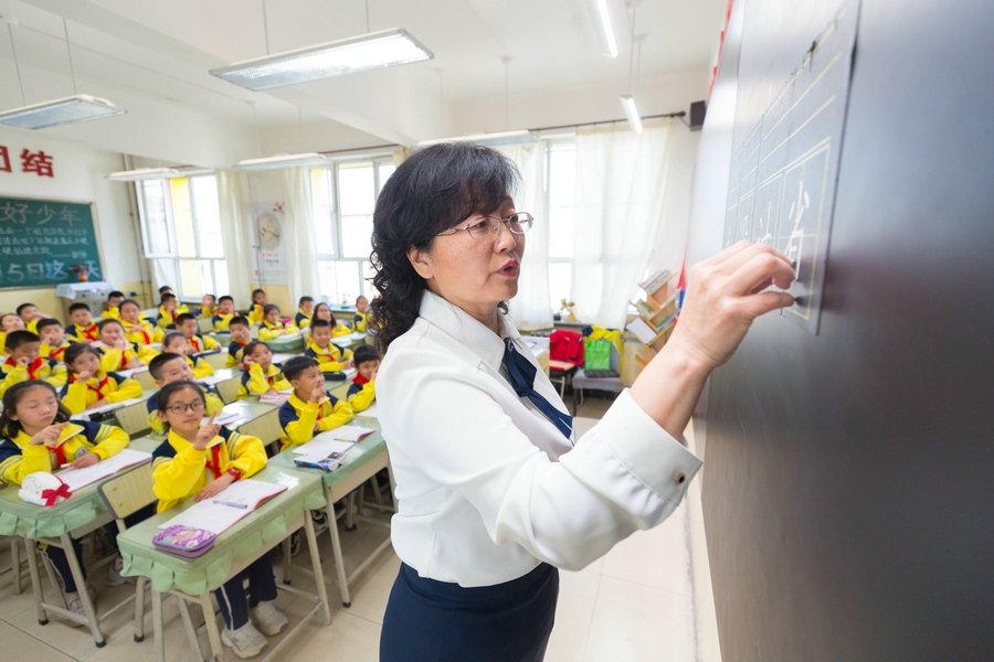 民族路小學(xué)（迎賓校區(qū)），語(yǔ)文老師燕凌云正在帶領(lǐng)同學(xué)們書(shū)寫漢字.jpg