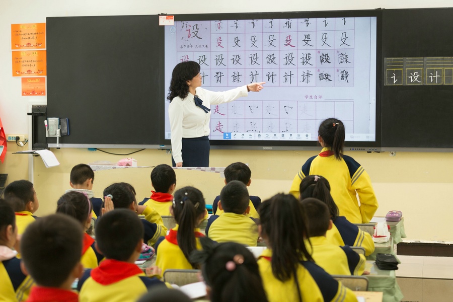 民族路小學(xué)（迎賓校區(qū)），語(yǔ)文老師燕凌云與學(xué)生們共同評(píng)議同學(xué)書(shū)寫的漢字.jpg