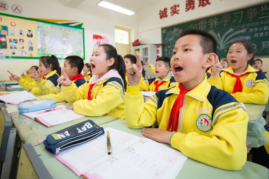 民族路小學(xué)（迎賓校區(qū)），同學(xué)們用手指虛劃筆順掌握字形（1）.jpg