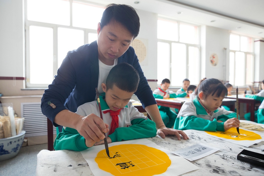 北重一小，書(shū)法老師岳志剛正在指導(dǎo)學(xué)生.jpg
