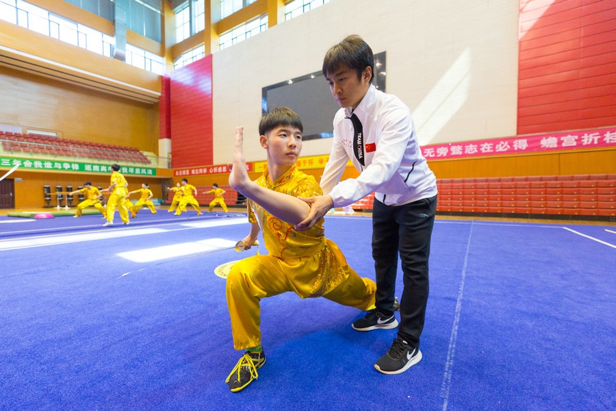教練程國(guó)慶正在指導(dǎo)隊(duì)員訓(xùn)練.jpg