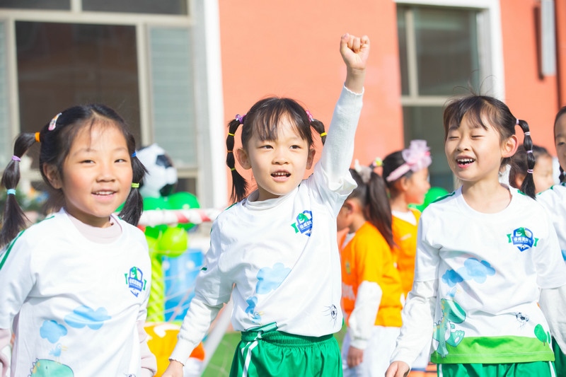 7.趣味比賽中，取得進(jìn)球的孩子正在慶祝.jpg