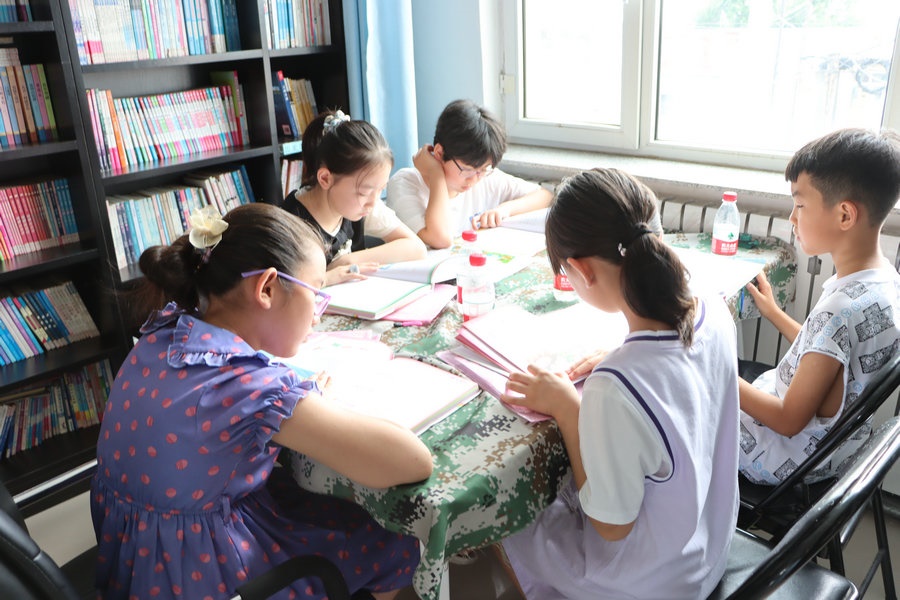 孩子們?cè)谥行臅?shū)房享受讀書(shū)的快樂(lè).JPG