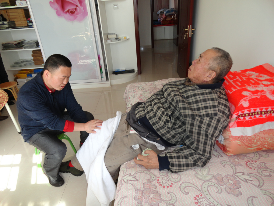 父親去世前照顧癱瘓在床的老父親.JPG