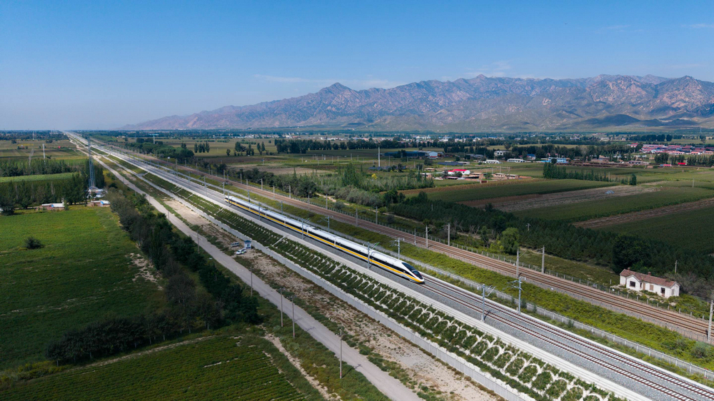 圖為綜合檢測(cè)列車正在包銀高鐵包惠段進(jìn)行拉通試驗(yàn)（楊睿迪攝）1.jpg