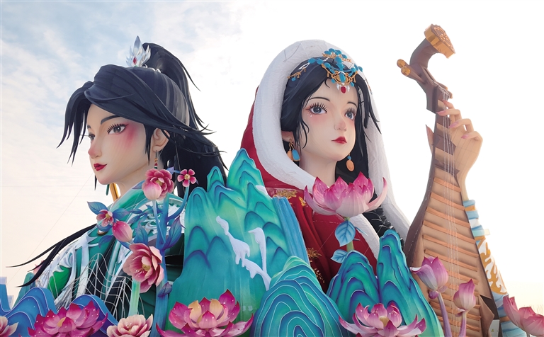 融合了花木蘭與王昭君經(jīng)典故事的“雙嬌輝映”彩燈。.jpg
